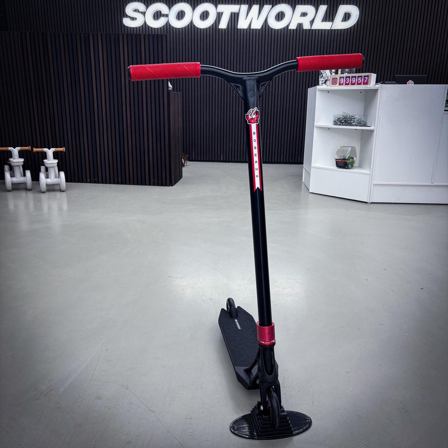 Striker Pandemonium Red/Black Custom Build - Black/Red-ScootWorld.dk