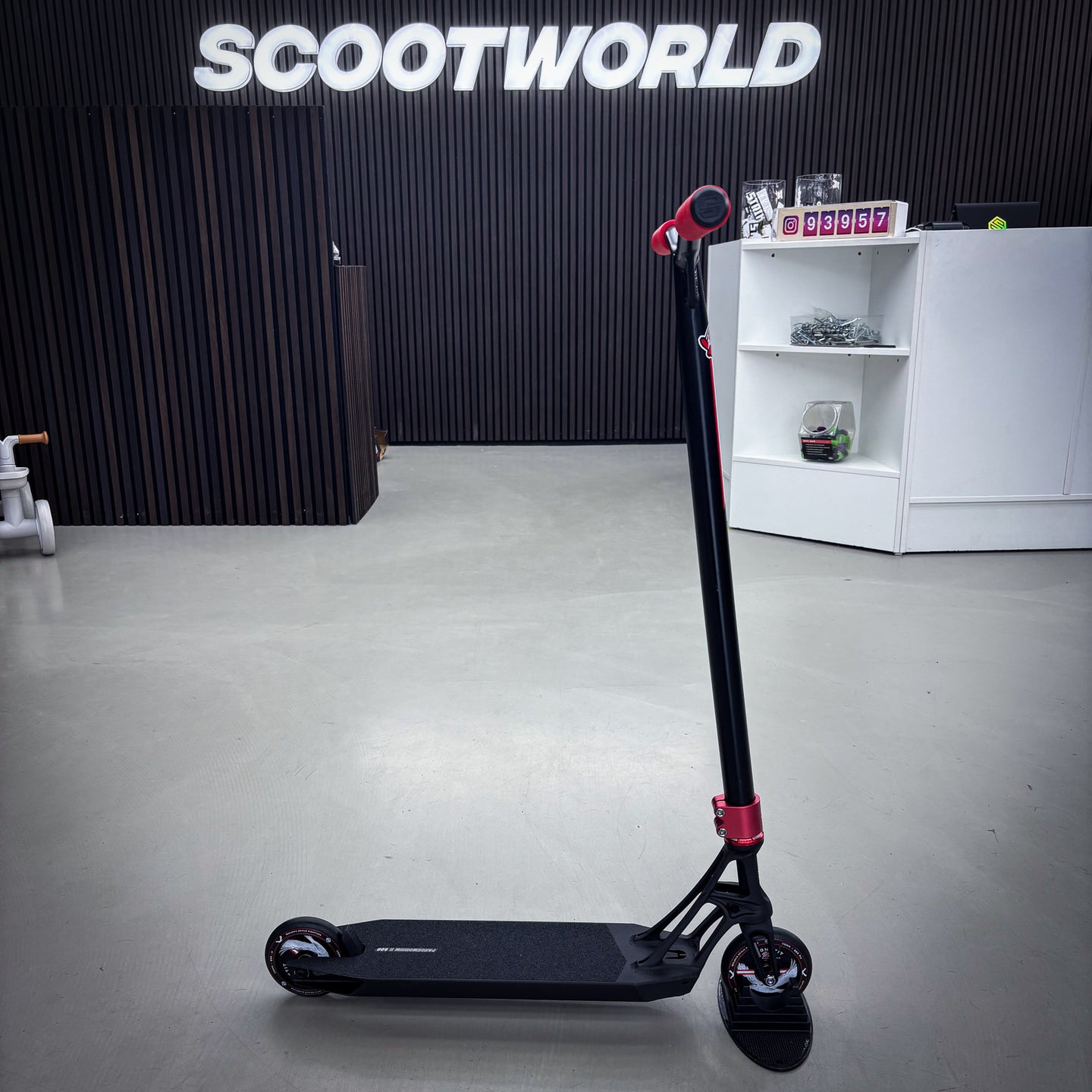 Striker Pandemonium Red/Black Custom Build - Black/Red-ScootWorld.dk