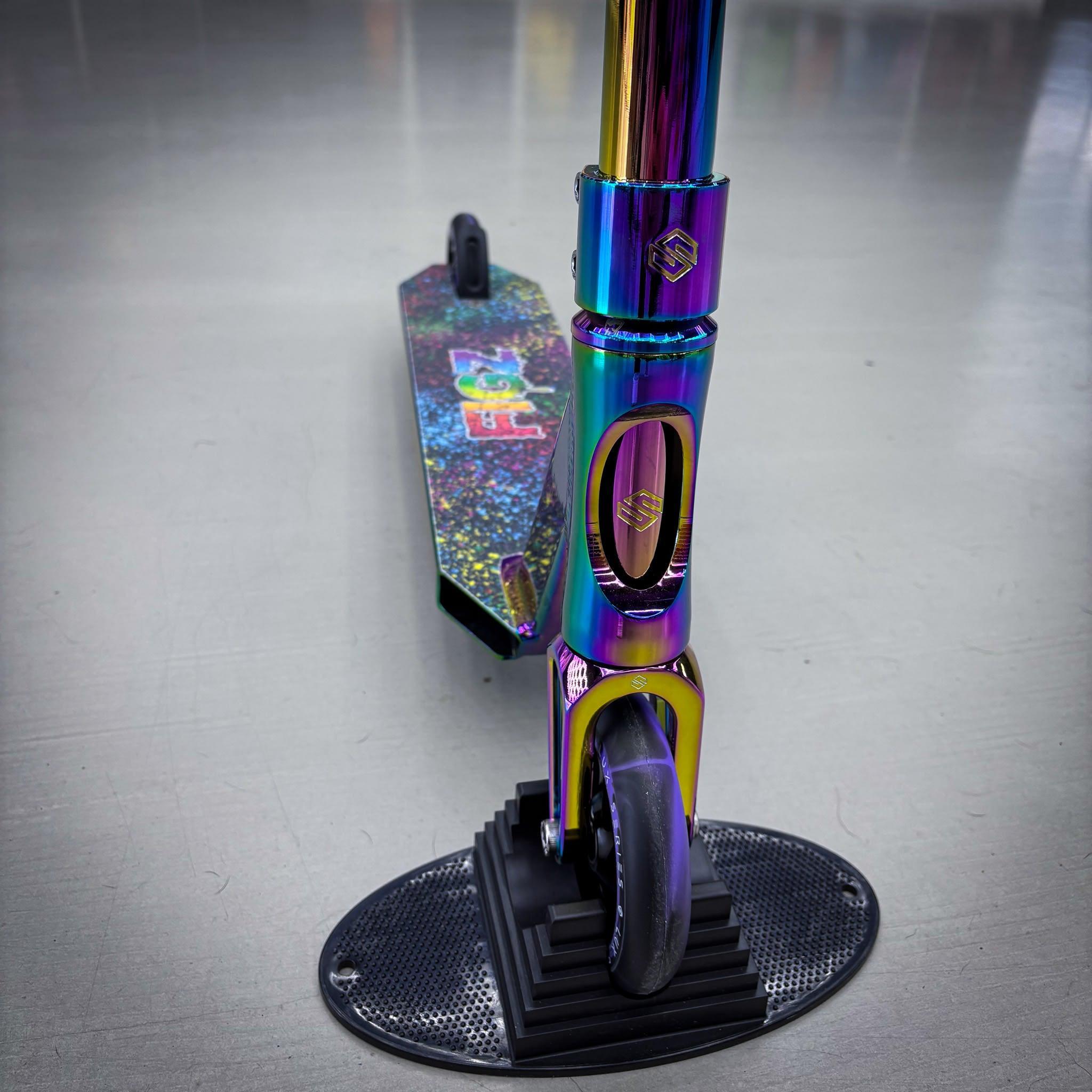 Striker Full Rainbow Custom Build - Rainbow-ScootWorld.dk