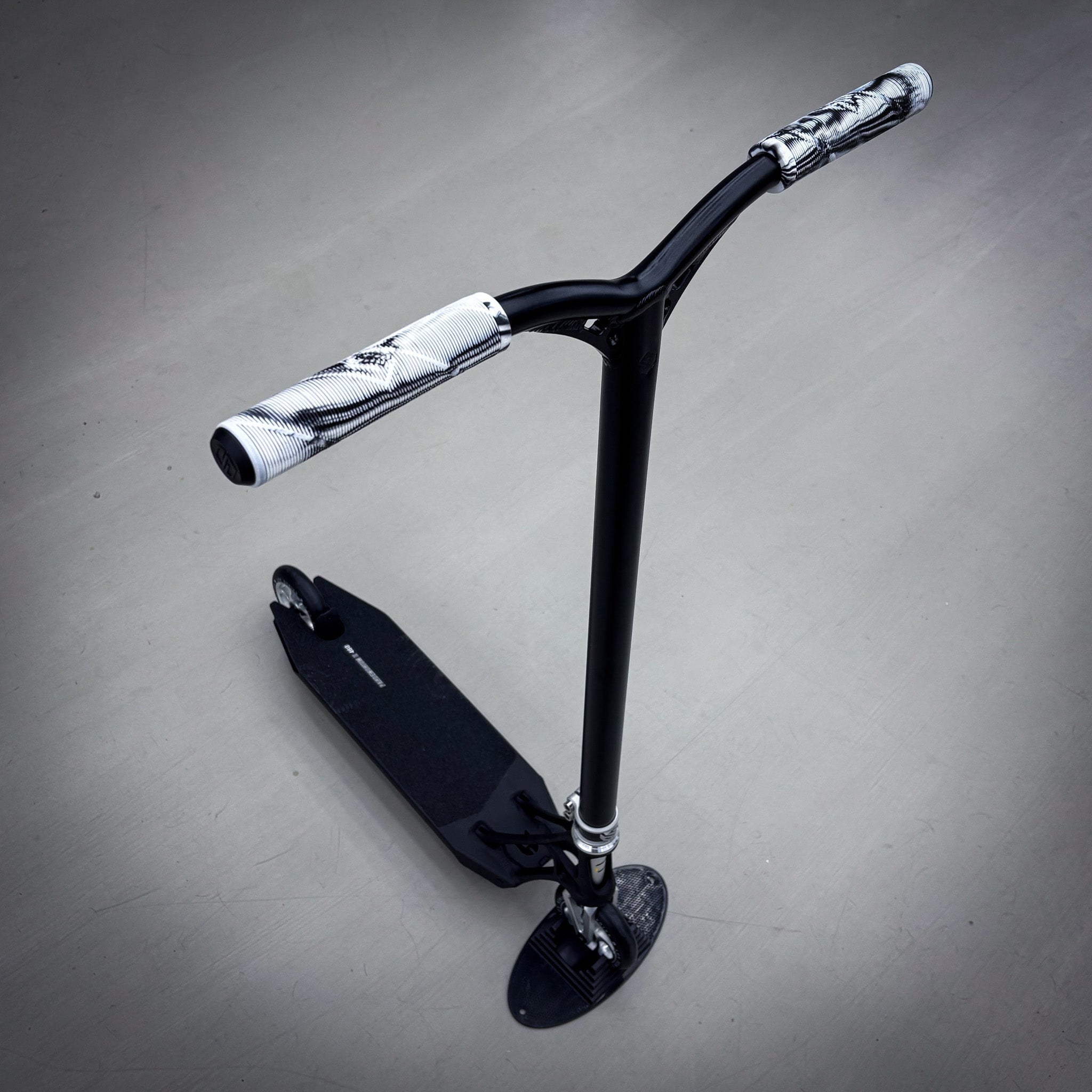 Striker Pande Black/Silver 460mm Custom Build - Black/Silver-ScootWorld.dk