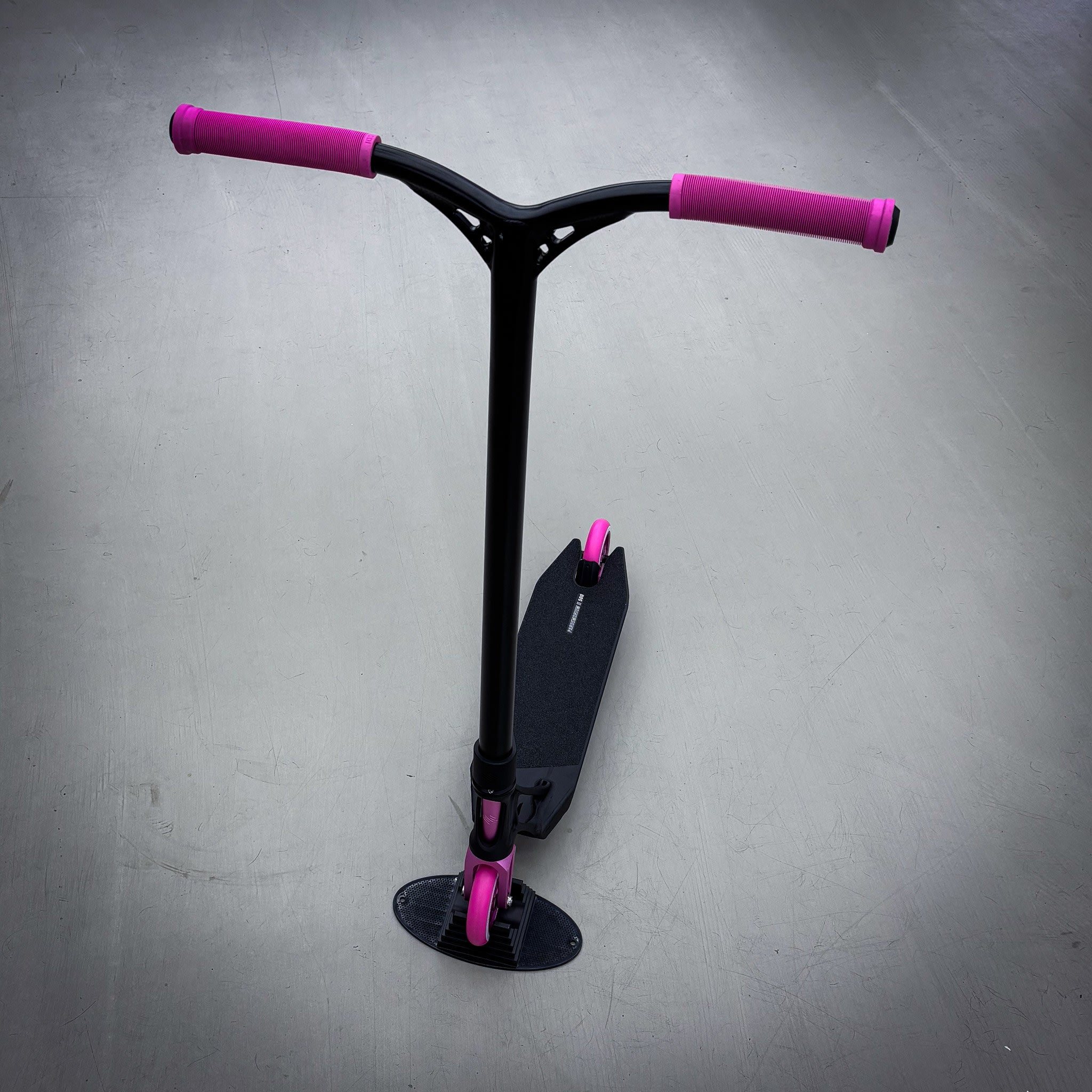 Striker Pande Black/Pink Custom Build - Black/Pink-ScootWorld.dk
