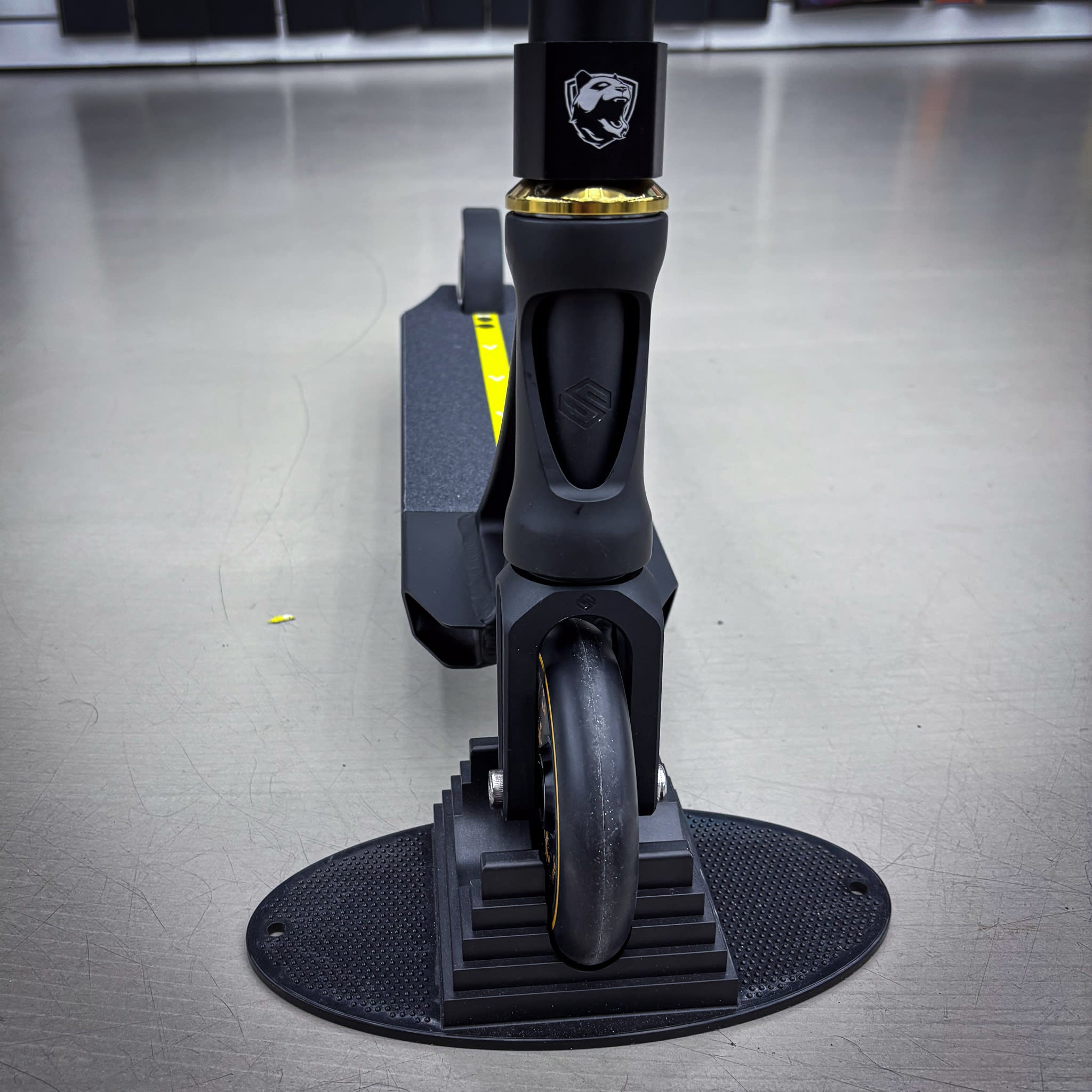 Striker Panda Custom Build - Black/Gold-ScootWorld.dk