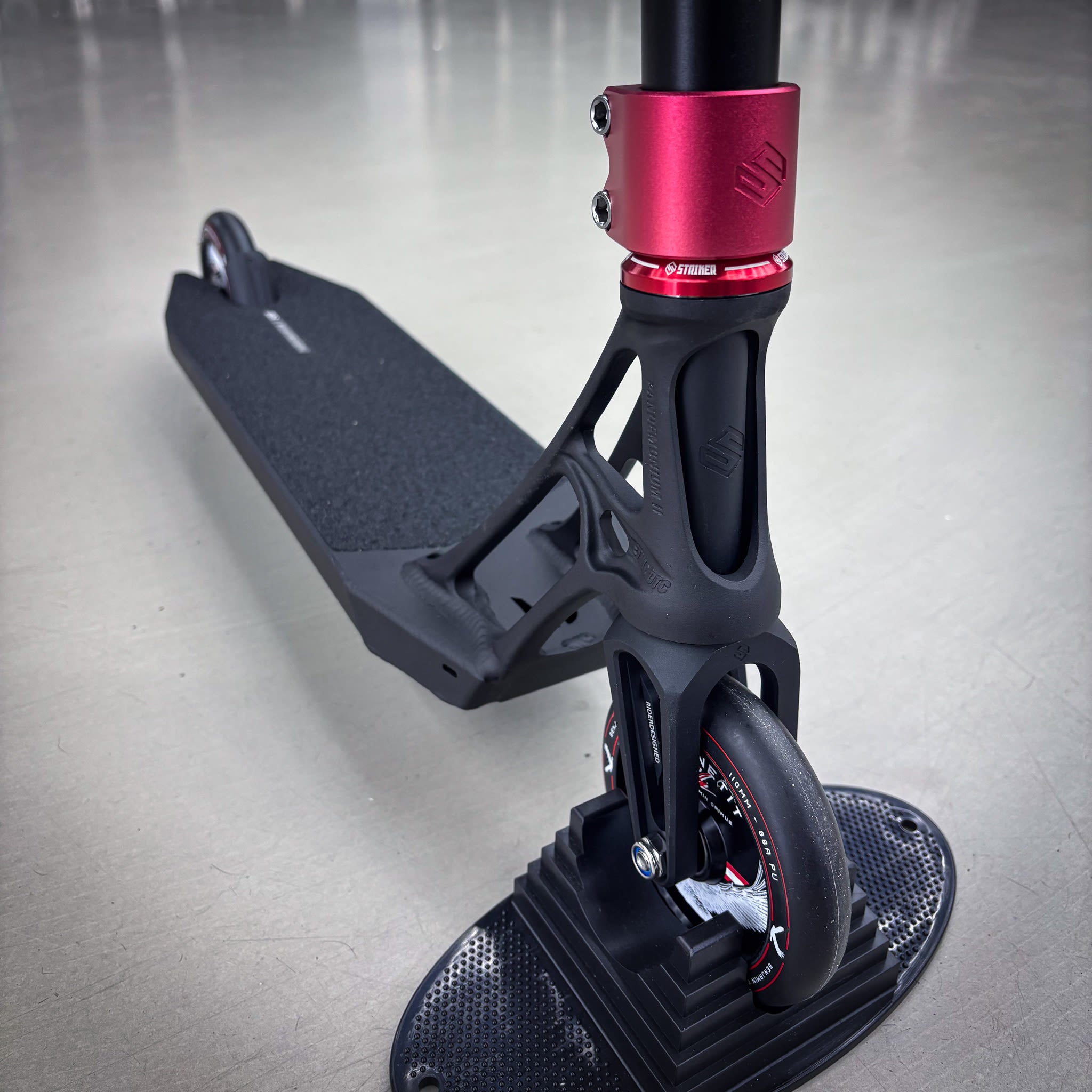 Striker Pandemonium Red/Black Custom Build - Black/Red-ScootWorld.dk