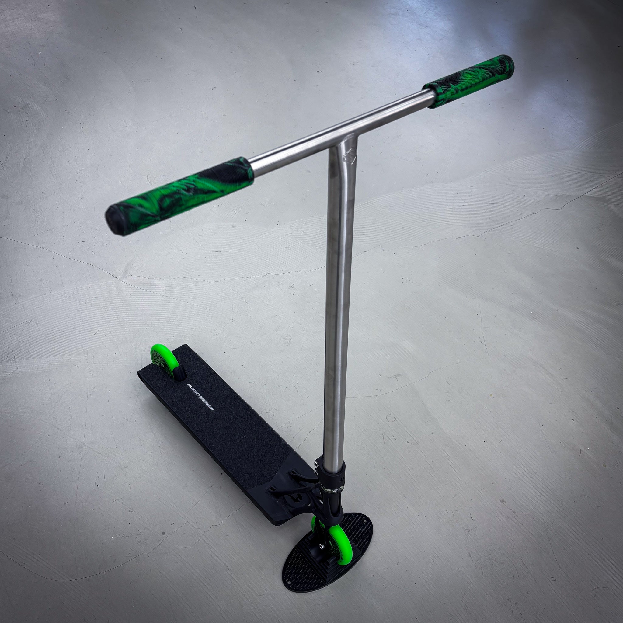 Striker Pandemonium Box Titan Green Custom Build - Black/Green/Silver-ScootWorld.dk