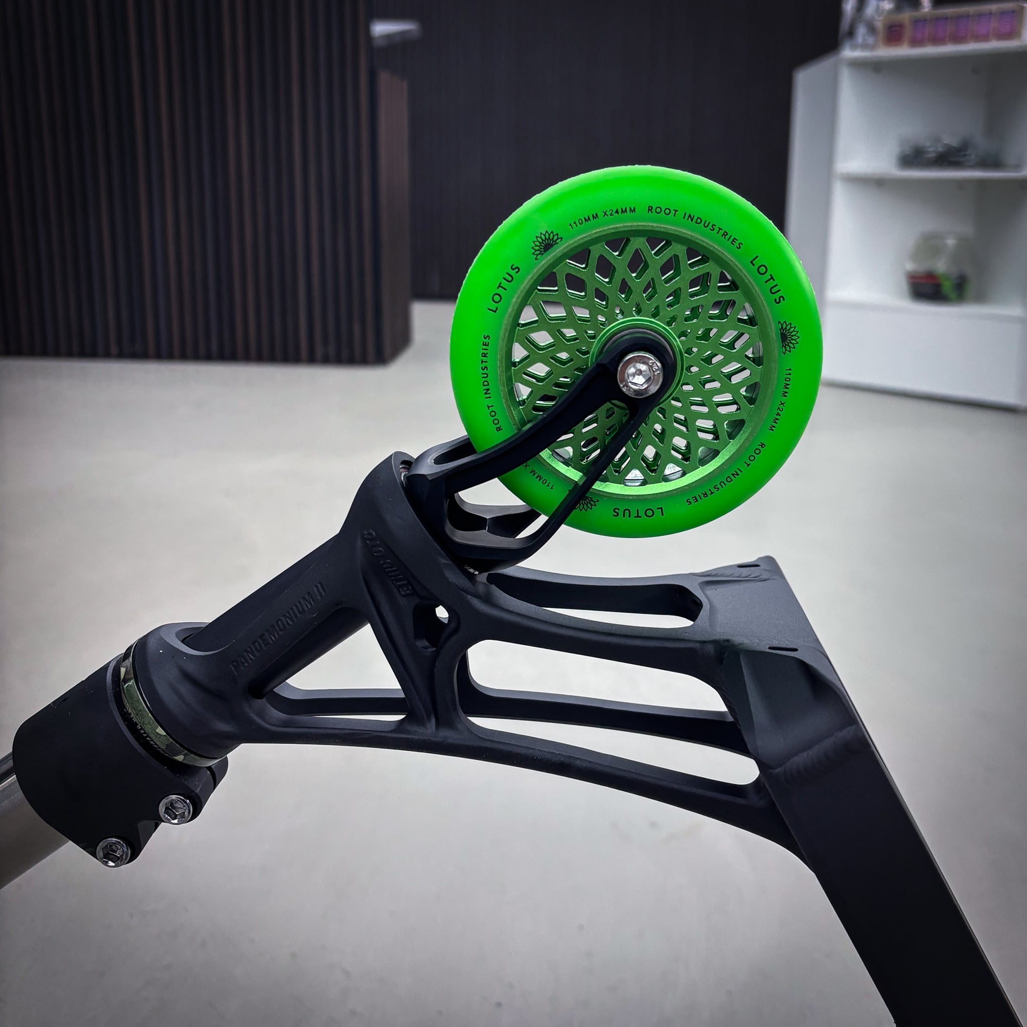 Striker Pandemonium Box Titan Green Custom Build - Black/Green/Silver-ScootWorld.dk