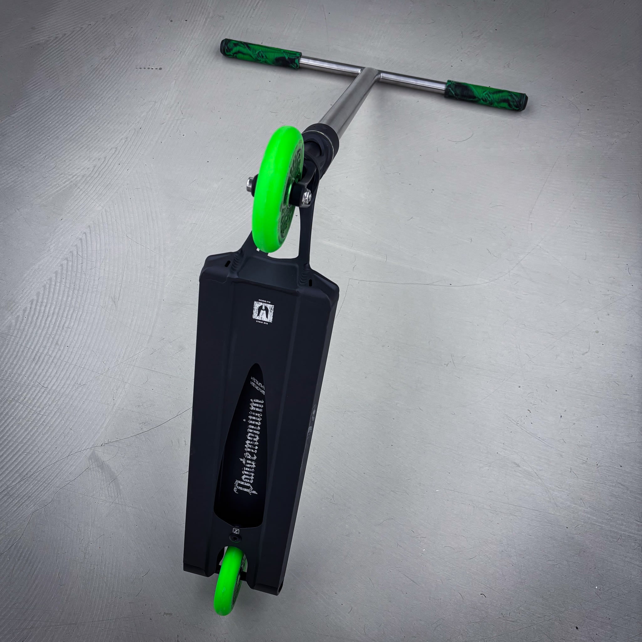 Striker Pandemonium Box Titan Green Custom Build - Black/Green/Silver-ScootWorld.dk