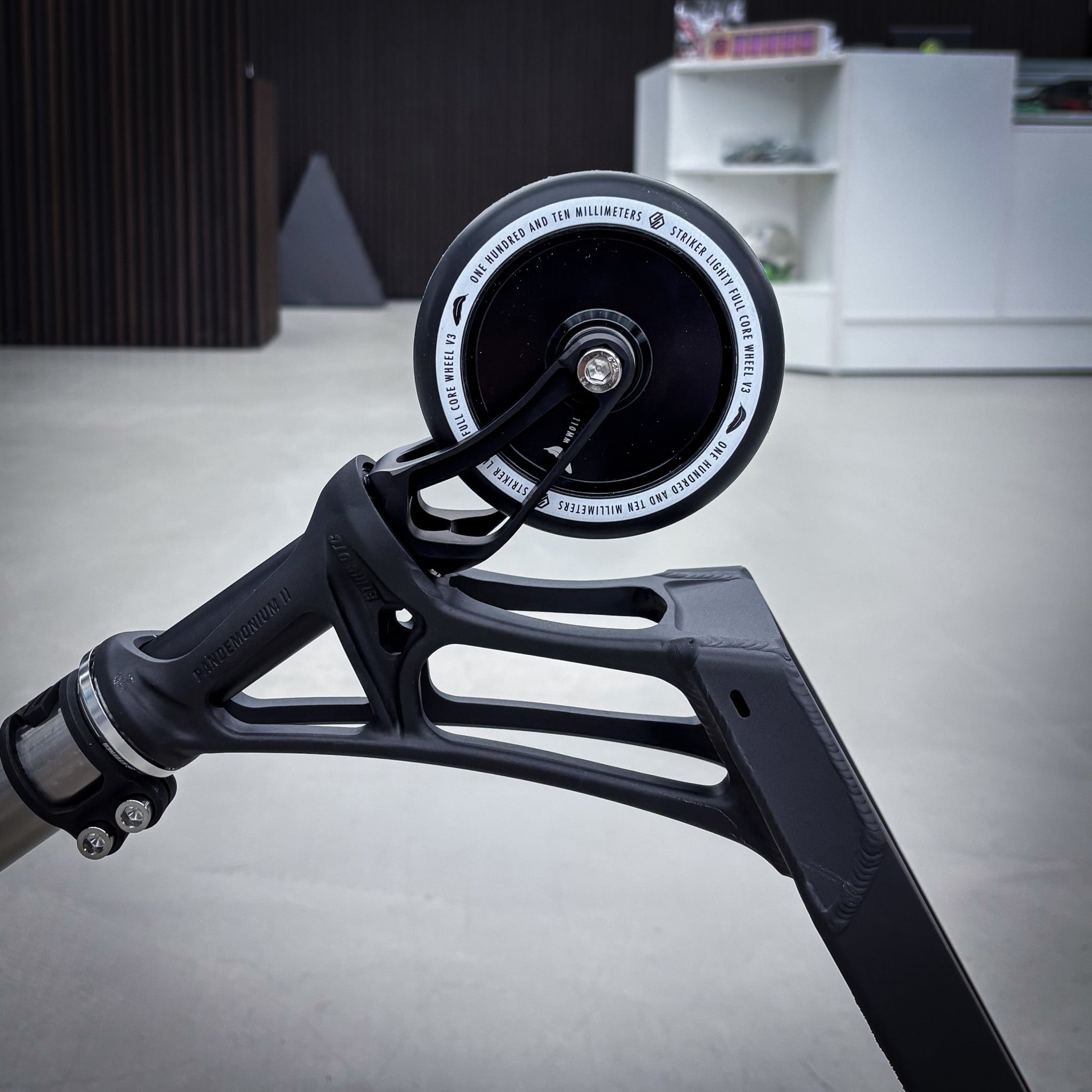 Striker Titan Pande Custom Build - Black/Silver-ScootWorld.dk