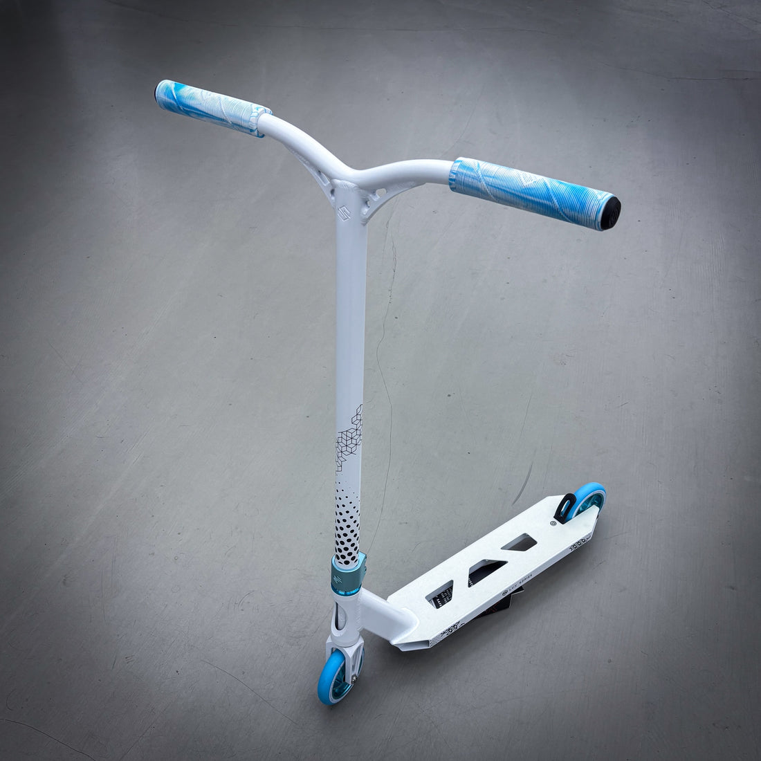 Striker Lux V2 White/Teal Custom Løbehjul - White/Teal