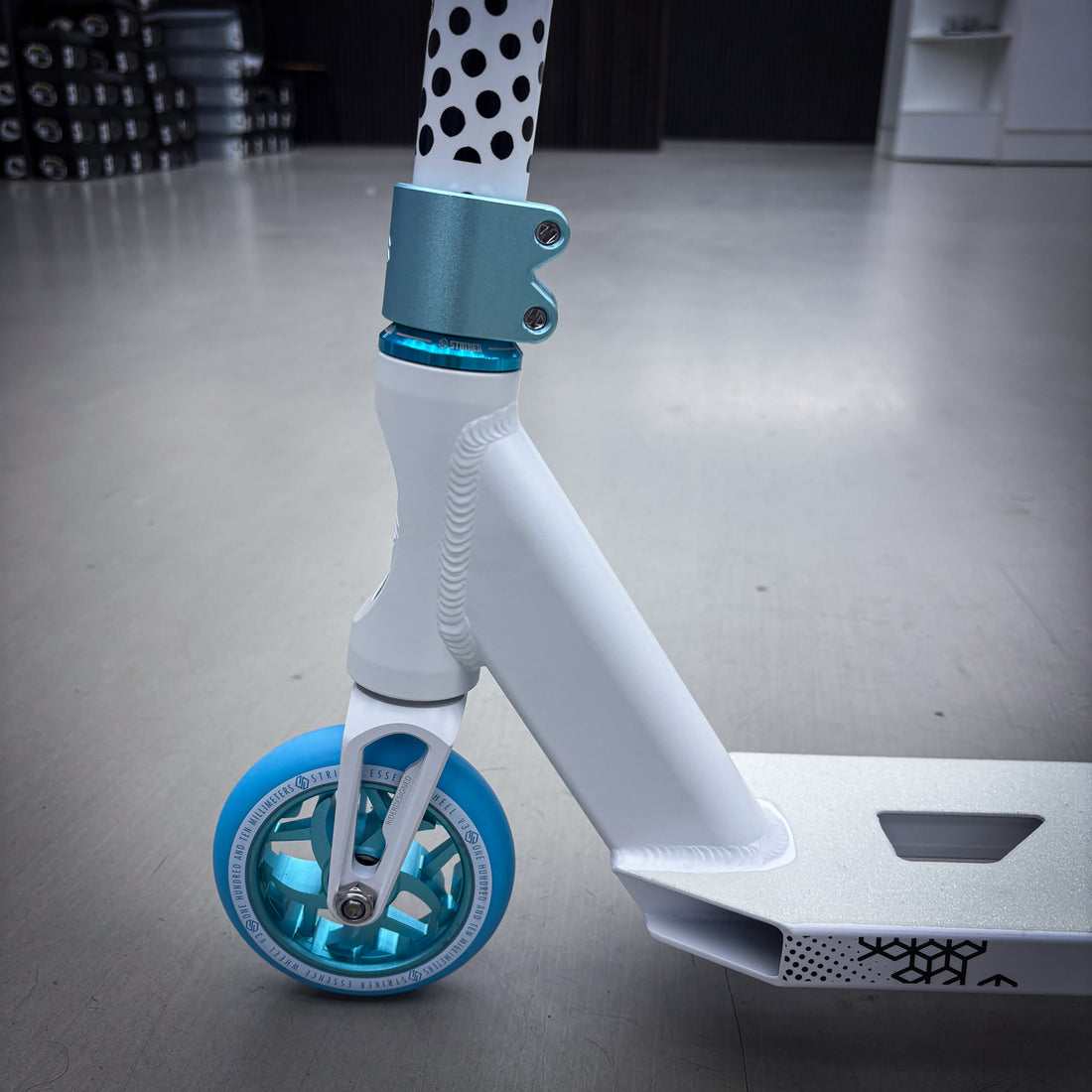 Striker Lux V2 White/Teal Custom Løbehjul - White/Teal