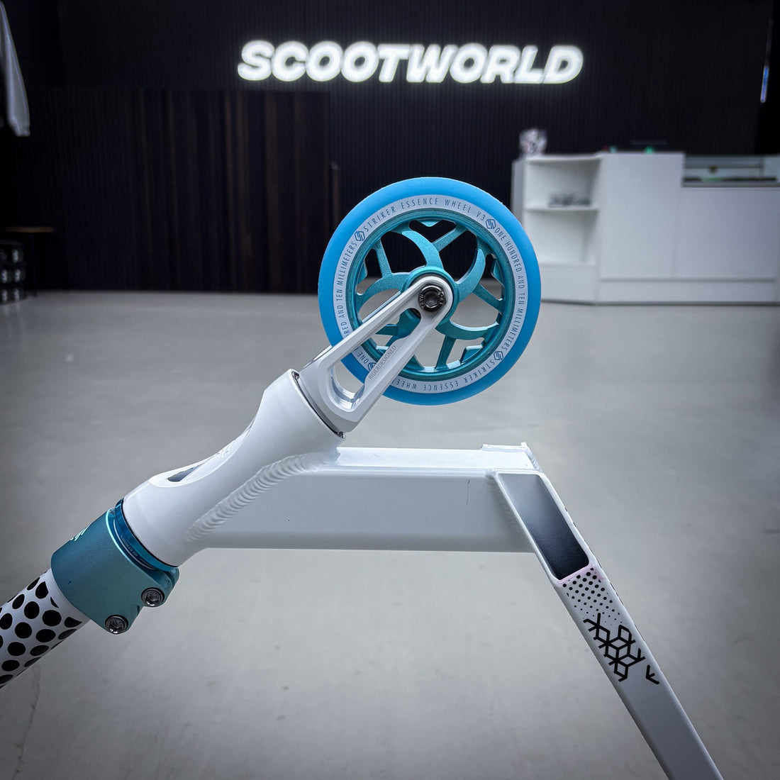 Striker Lux V2 White/Teal Custom Løbehjul - White/Teal